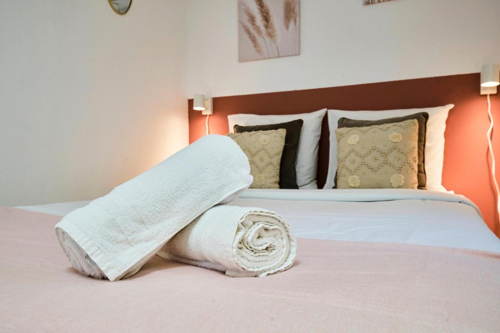 Large Between Train Station & Grand Place Apartamento