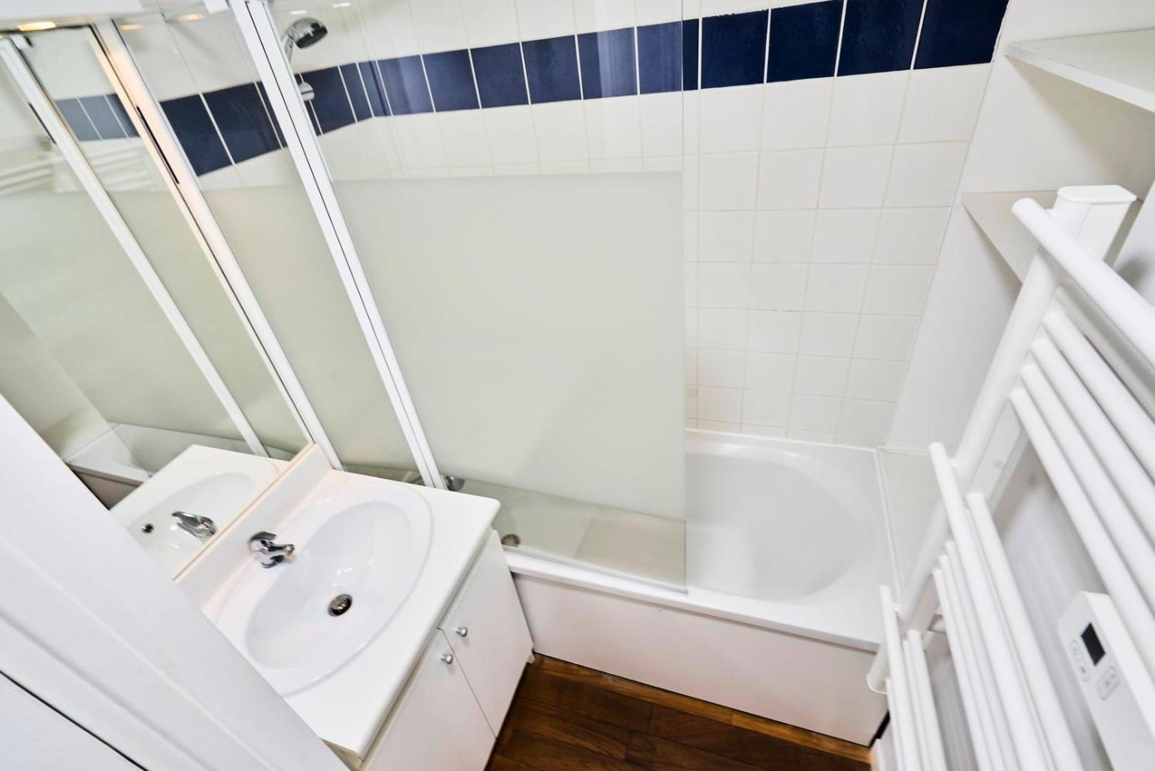 Large Between Train Station & Grand Place Lila